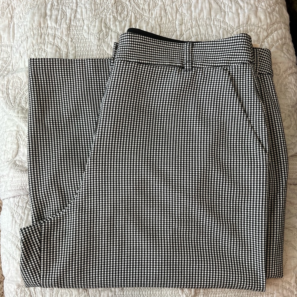 Lane Bryant black and white wide leg capri pants. Size 24